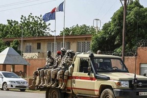 尼日尔国民警察在首都尼亚美的法国大使馆外巡逻。（图：AFP）