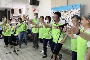 新加坡长者在老人院参加娱乐活动。（图：互联网）