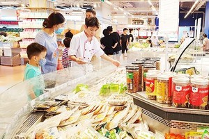 消费者在超市选购食品。（示意图：互联网）