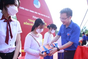 「我爱我的祖国」行程去年向少数民族学生赠送礼品。（图：秋银）