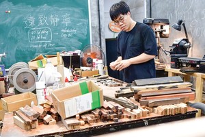 陶辉煌书法家在河内的专业铁笔制作厂房。