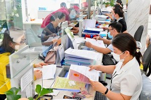 民众在第一郡人委会办理行政手续。