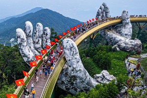 今年国庆4天假期，岘港市金桥接待大量游客前来游览参观。（图：越通社）