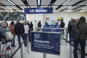 旅客在伦敦希思罗机场办理入境手续。（图：Getty Images）