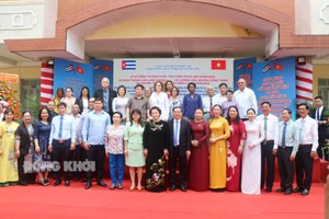 原国会主席阮氏金银（前中）同与会代表合影。（图：石草）