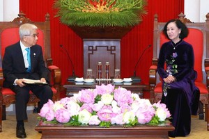 中央组织部部长张氏梅（右）接见日本参议院议长尾辻秀久。（图：越通社）