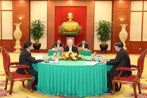 越南党中央总书记阮富仲、柬埔寨人民党主席洪森和老挝人民革命党中央委员会总书记、老挝国家主席通伦‧西苏里会晤。（图：智勇）