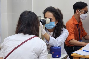 眼科医生在为一名眼红病患者检查病状。