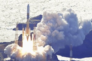 日本以H2A火箭将小型登月探测器和X射线天文卫星发射升空。（图：AP）