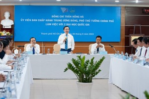 政府副总理陈红河（中）在会议上发表讲话。（图：善通）