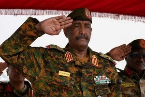 苏丹主权委员会主席兼武装部队总司令布尔汉宣布解散苏丹快速支援部队。（图：路透社）