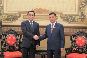 市人民议会副主席阮文勇（右）接见中国浙江省人大常委会副主任高兴夫。（图：市党部新闻网）