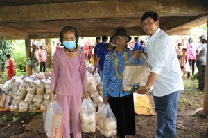 第八郡丰富会馆代表（右一）向平福省少数民族同胞派发盂兰节礼物。