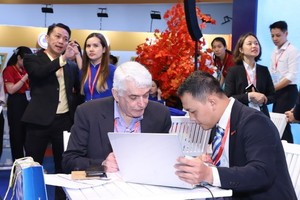 国际合作伙伴在 Vietravel 旅游公司了解旅游产品。（图：秋红）