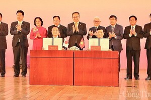 越日两国外交部领导见证平阳省人委会代表与日本山口县知事村冈津正签署合作备忘录。（图：工商报）