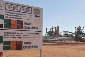 图为法国欧安诺在尼日尔开采的阿伊尔铀矿入口。（图：AFP）