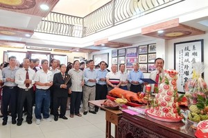 何氏宗祠秋祭与发奖助学金