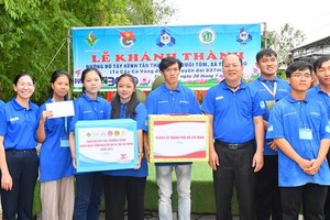 市委副书记阮胡海出席在同塔省新鸿县新护基村新城河西岸街的落成仪式。