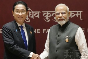 9月9日，日本首相岸田文雄在新德里与印度总理莫迪握手。（图：共同社）