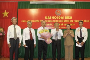 市抗战传统俱乐部主任杨关河（右三）祝贺市华人抗战传统俱乐部新届执委会。