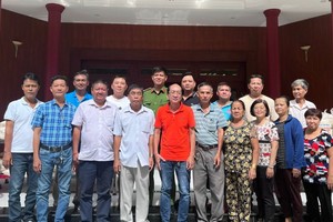 茶园护国观音庙诸位理监事和工作人员主持派米仪式。