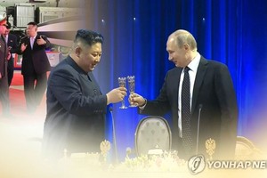 朝鲜国务委员会委员长金正恩（左）和俄罗斯总统普京。（图：韩联社）