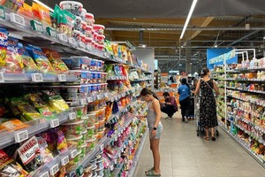 9月11日，顾客在比利时梅赫伦市的一家超市购物。（图：新华社）