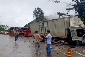 弹簧岭发生致多人伤亡交通事故