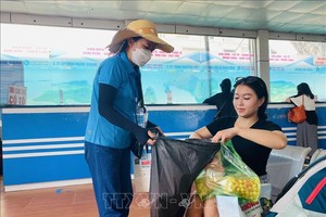 收集游客携带到姑苏岛上的塑料袋。（图：越通社）