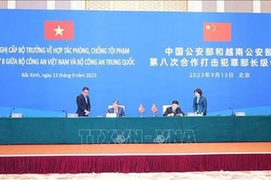 越南公安部长苏霖大将与中国国防部部长王小洪签署两国公安部之间的合作备忘录。（图：越通社）