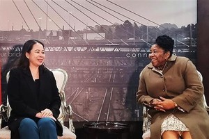 南非国际关系与合作部副部长夸蒂•坎迪思•马什戈•德拉米尼在奥利弗·雷金纳德·坦博国际机场迎接越南国家副主席武氏映春。（图：越通社）