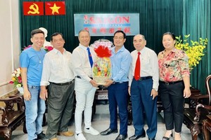 第五郡东医会到访华文《西贡解放日报》。