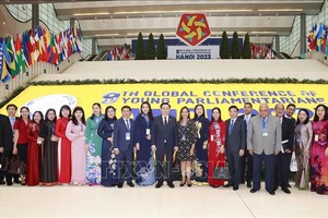 国会主席王廷惠同与会代表合影。（图：越通社）