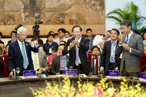 市领导邀请与会代表品尝茗茶。（图：黄雄）