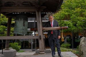 联合国秘书长古特雷斯敲响和平钟。（图：联合国）