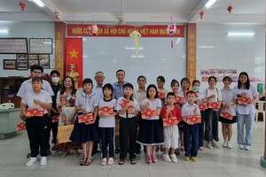 Sweet Home 饼家向华人学生赠送月饼