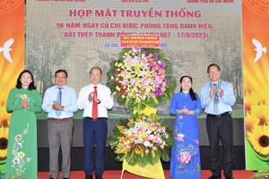 市领导参加古芝县荣获“铜墙铁壁”称号56周年纪念聚会。（图：越勇）