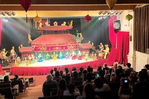 金龙水上木偶戏剧院是大流行疫病后迅速复苏为游客服务的单位之一。