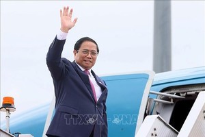 政府总理范明政的欢送仪式。（图：越通社）