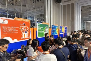 电子商务蓬勃发展，积极辅助零售领域。