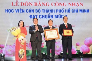 中央理论委员会主席阮春胜（左二）向市干部学院颁授达一级标准证书。（图：越勇）