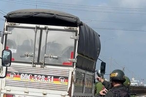 交警拔枪追捕超速行驶司机