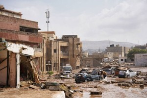 这是9月11日在利比亚东部城市德尔纳拍摄的洪水过后的景象。（图：新华社）