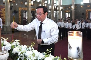 市领导吊唁阮玉隐同志