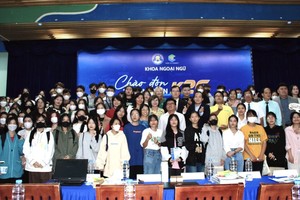 文献大学诸位领导和诸位贵宾与新生合照留念。