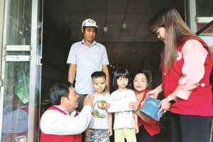 向残疾少儿赠送中秋礼物