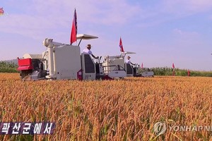 朝鲜平安北道郭山郡2日开启今年第一批水稻收割。（图：韩联社/朝鲜央视画面）