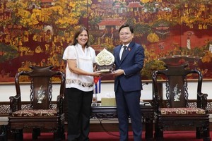 北宁省委书记阮英俊（右）向古巴全国人民政权代表大会副主席安娜‧玛利亚‧马里‧马查多赠送纪念品。（图：NDO）