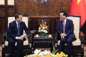 国家主席武文赏（右）与老挝驻越南特命全权大使森菲特‧宏本让交谈。（图：越通社）