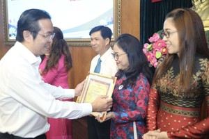 第十郡领导向对教育与培训基本全面革新取得佳绩的个人颁赠奖状。